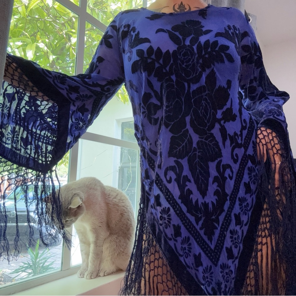 Jinjiao Vintage Elegant Blue and Black Floral Poncho